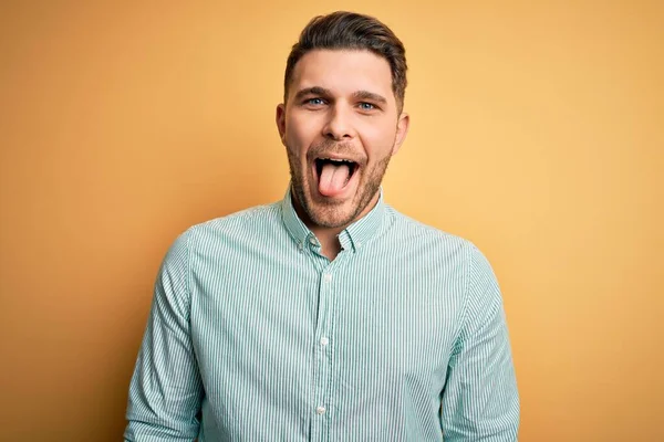 Jonge Zakenman Met Blauwe Ogen Dragen Elegante Groene Shirt Gele — Stockfoto