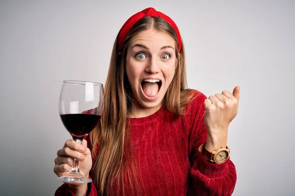 Giovane Bella Rossa Donna Che Beve Bicchiere Vino Rosso Sfondo — Foto Stock