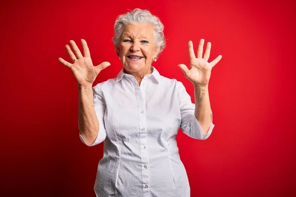 Senior Hermosa Mujer Con Camisa Elegante Pie Sobre Fondo Rojo —  Fotos de Stock