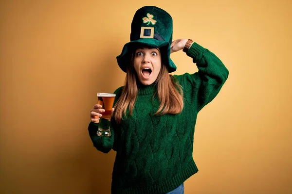 Jeune Belle Femme Portant Chapeau Vert Boire Verre Bière Sur — Photo