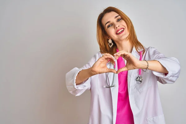 Rotschopf Kaukasische Ärztin Trägt Rosa Stethoskop Über Isoliertem Hintergrund Lächelt — Stockfoto