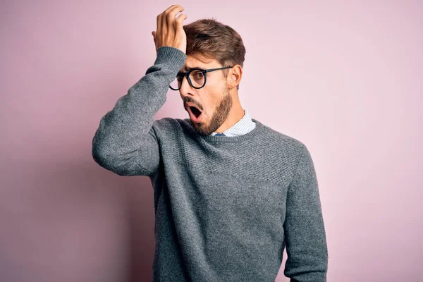 Ung Stilig Man Med Skägg Bär Glasögon Och Tröja Står — Stockfoto