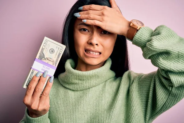 Joven Mujer China Hermosa Sosteniendo Dólares Pie Sobre Fondo Rosa — Foto de Stock