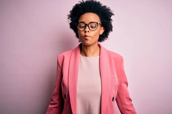 Ung Vacker Afroamerikansk Afro Affärskvinna Med Lockigt Hår Bär Rosa — Stockfoto