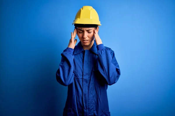 Junge Schöne Arbeiterfrau Mit Blauen Augen Die Schutzhelm Und Uniform — Stockfoto