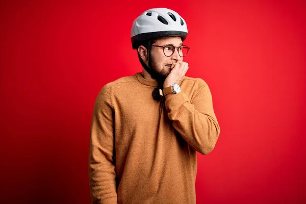 턱수염을 기르고 자전거 선수가 자전거 안경을 — 스톡 사진