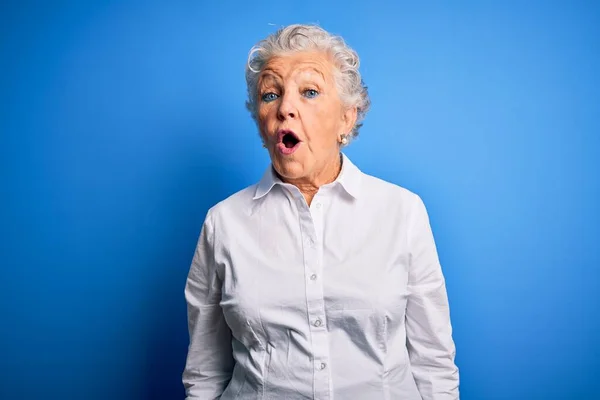 Ältere Schöne Frau Trägt Elegantes Hemd Steht Über Isolierten Blauen — Stockfoto