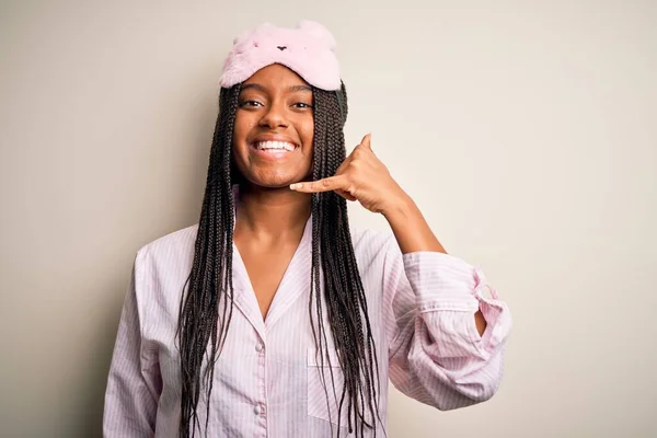 Молодая Африканская Американка Розовой Пижаме Маске Сна Изолированном Фоне Улыбается — стоковое фото