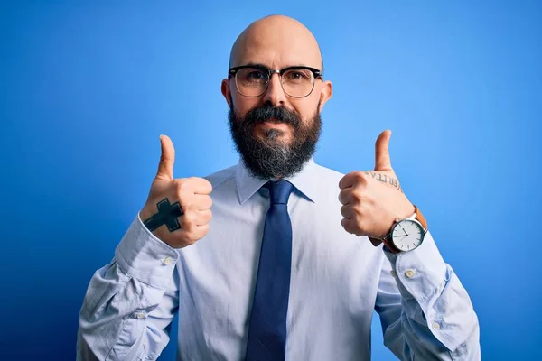 수염을 잘생긴 대머리 남자가우아 넥타이를 배경에 안경을 손으로 긍정적 행동을 — 스톡 사진