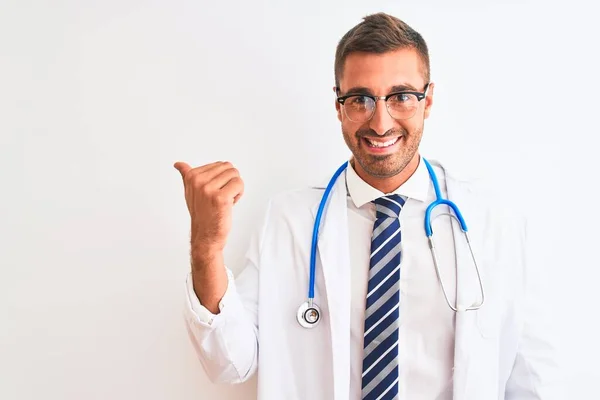 Jonge Knappe Dokter Draagt Stethoscoop Geïsoleerde Achtergrond Glimlachend Met Een — Stockfoto