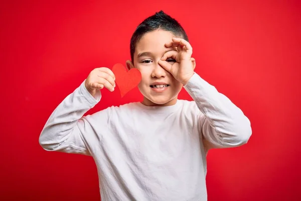 Menino Menino Segurando Forma Papel Coração Sobre Fundo Vermelho Isolado — Fotografia de Stock