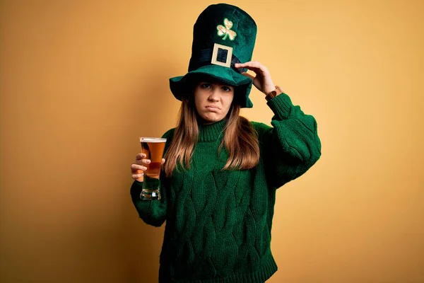 Young Beautiful Woman Wearing Green Hat Drinking Glass Beer Saint — Stock Photo, Image