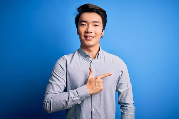 Mladý Pohledný Číňan Muž Sobě Ležérní Košili Stojí Nad Izolované — Stock fotografie