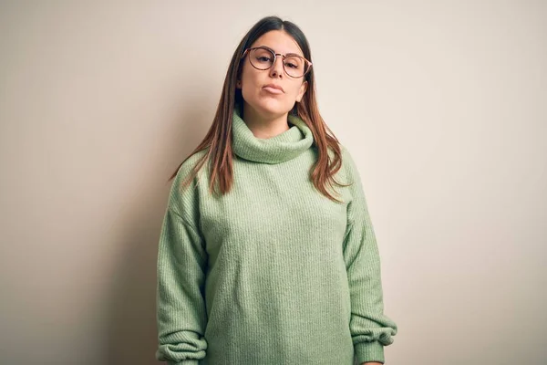 Jovem Mulher Bonita Vestindo Camisola Casual Sobre Fundo Branco Isolado — Fotografia de Stock