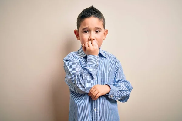 Jovem Garoto Vestindo Camisa Elegante Sobre Fundo Isolado Olhando Estressado — Fotografia de Stock