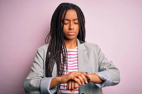 Jong Afrikaans Amerikaans Zakenvrouw Staande Roze Geïsoleerde Achtergrond Het Controleren — Stockfoto