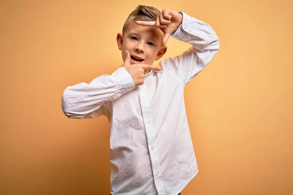 Joven Niño Caucásico Con Ojos Azules Usando Elegante Camisa Blanca — Foto de Stock