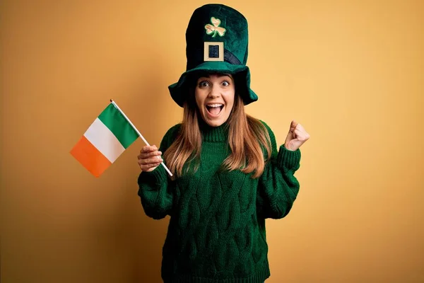 Красивая Женщина Зеленой Шляпе Ирландским Флагом День Святого Патрика Празднование — стоковое фото