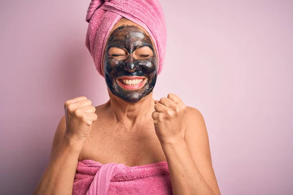 Mujer Morena Mediana Edad Con Máscara Belleza Negra Sobre Fondo — Foto de Stock