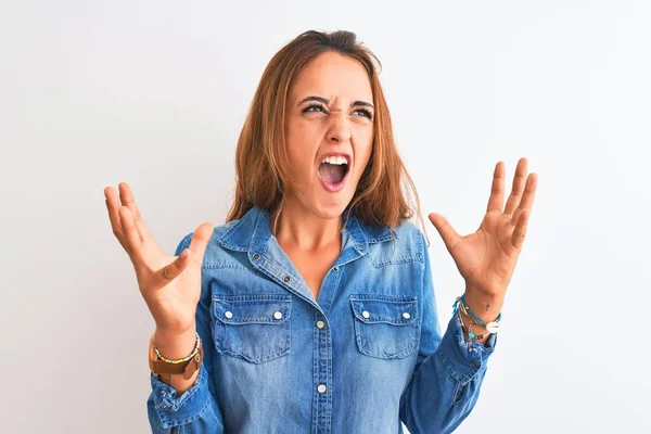 Mujer Pelirroja Joven Con Chaqueta Mezclilla Pie Sobre Fondo Aislado —  Fotos de Stock