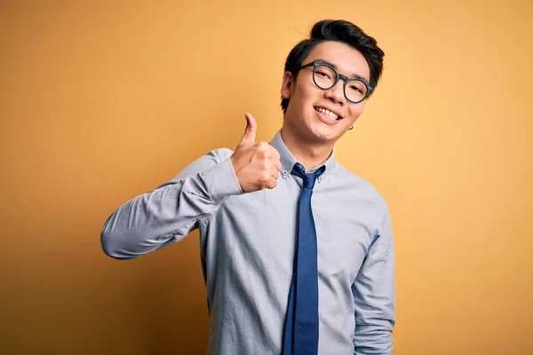 Jovem Empresário Chinês Bonito Vestindo Óculos Gravata Sobre Fundo Amarelo — Fotografia de Stock