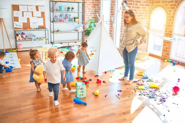 Belo Professor Grupo Crianças Brincando Torno Lotes Brinquedos Jardim Infância — Fotografia de Stock