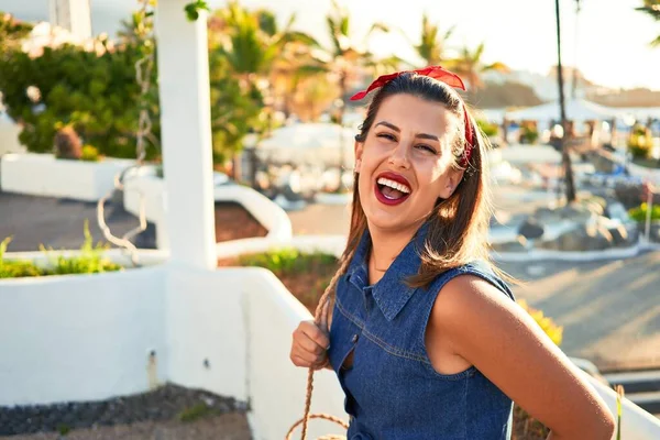 Junge Schöne Frau Lächelnd Glücklich Fuß Auf Den Straßen Der — Stockfoto