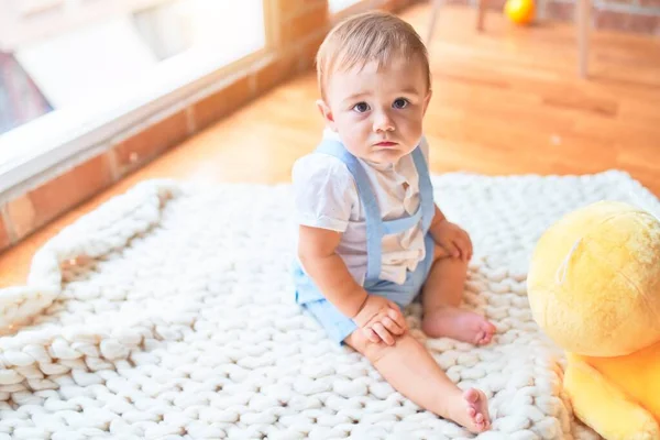 Prachtige Peuter Zittend Deken Spelend Met Eendenpop Kleuterschool — Stockfoto