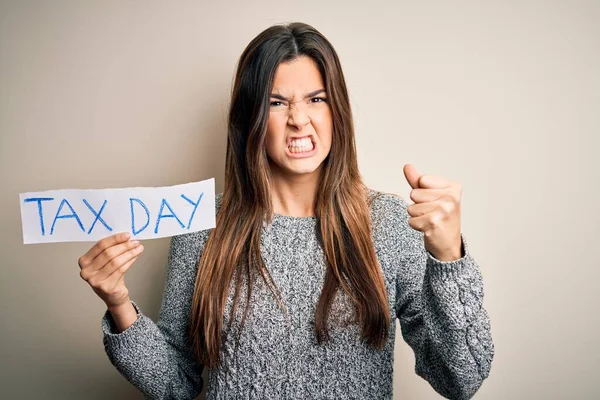 Jeune Belle Fille Tenant Papier Avec Message Journée Impôt Debout — Photo