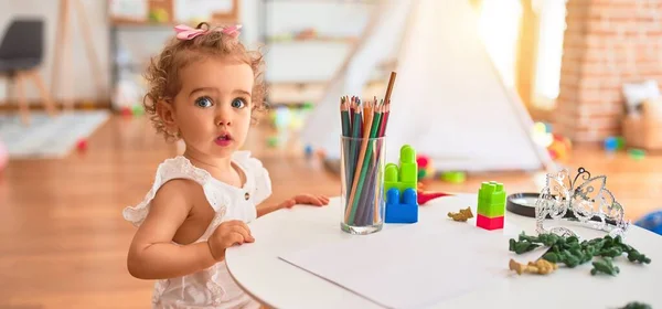 Hermoso Bebé Caucásico Jugando Con Juguetes Colorida Sala Juegos Dibujo —  Fotos de Stock