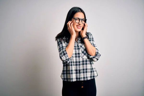 Mujer Morena Joven Con Ojos Azules Vistiendo Camisa Casual Gafas —  Fotos de Stock