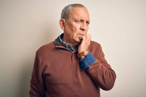 Homem Bonito Sênior Vestindo Camisola Elegante Sobre Fundo Branco Isolado — Fotografia de Stock