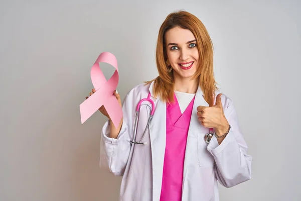 Rotschopf Kaukasischen Ärztin Hält Rosa Krebsband Über Isoliertem Hintergrund Glücklich — Stockfoto