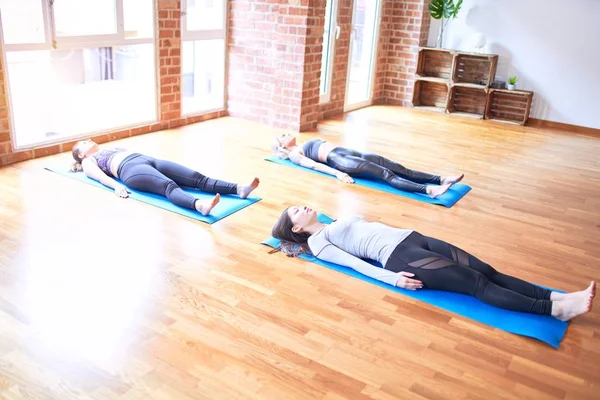 Gülümseyen Yoga Yapan Genç Güzel Bir Kadın Grubu Beden Eğitiminde — Stok fotoğraf