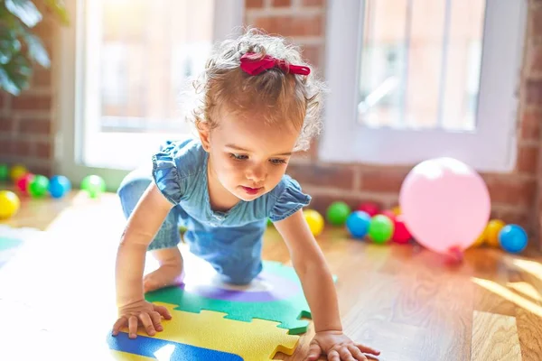 漂亮的高加索婴儿在五颜六色的游戏室玩玩具 幼稚园快乐嬉闹 — 图库照片