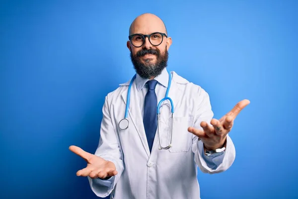 Snygg Skallig Läkare Man Med Skägg Bär Glasögon Och Stetoskop — Stockfoto