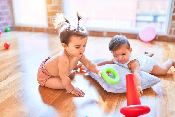 Meninas Felizes Bebê Bonita Brincando Juntos Casa Jardim Infância Sentado — Fotografia de Stock