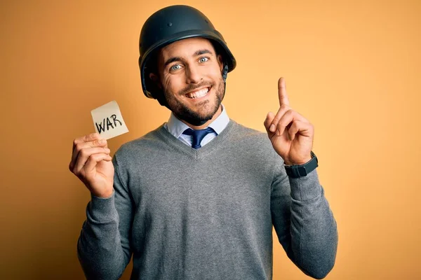 Όμορφος Επιχειρηματίας Φορώντας Στρατιωτικό Κράνος Κρατώντας Χαρτί Υπενθύμισης Μήνυμα Πολέμου — Φωτογραφία Αρχείου