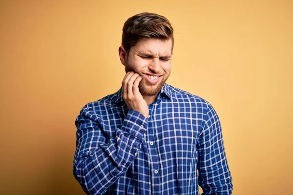 Ung Blond Affärsman Med Skägg Och Blå Ögon Bär Skjorta — Stockfoto