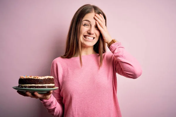 Joven Mujer Pelirroja Hermosa Sosteniendo Pastel Cumpleaños Sobre Fondo Rosa —  Fotos de Stock