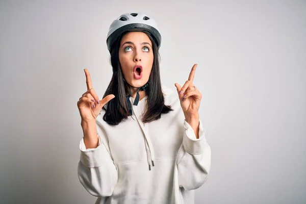 Junge Radfahrerin Mit Blauen Augen Fahrradhelm Vor Weißem Hintergrund Staunend — Stockfoto