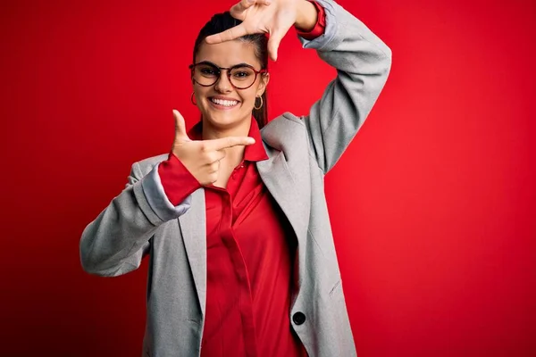 Joven Hermosa Mujer Negocios Morena Con Chaqueta Gafas Sobre Fondo —  Fotos de Stock