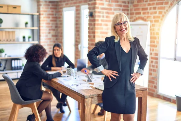 Grupo Trabajadores Empresariales Que Trabajan Juntos Edad Media Hermosa Mujer —  Fotos de Stock