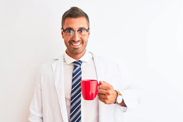 Jonge Knappe Therapeut Man Drinken Van Koffie Geïsoleerde Achtergrond Met — Stockfoto