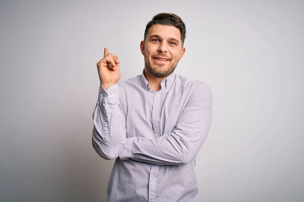 Giovane Uomo Affari Con Gli Occhi Azzurri Piedi Sfondo Isolato — Foto Stock