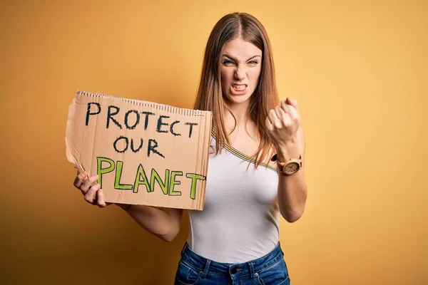 Młoda Ruda Kobieta Prosi Środowisko Trzymając Sztandar Ochroną Wiadomości Planety — Zdjęcie stockowe