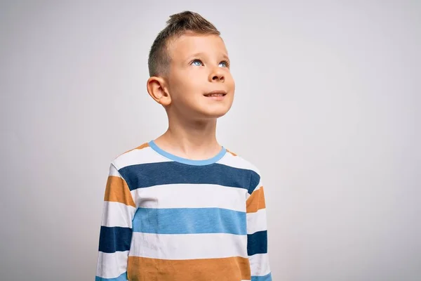 Joven Niño Caucásico Con Ojos Azules Pie Con Camisa Rayas — Foto de Stock