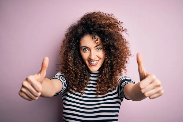 Jeune Belle Femme Aux Cheveux Bouclés Piercing Portant Shirt Rayures — Photo