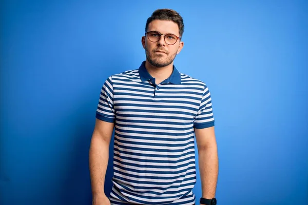 Joven Hombre Con Ojos Azules Con Gafas Casual Camiseta Rayas — Foto de Stock