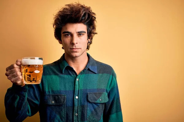 Ung Stilig Man Dricka Burk Stående Över Isolerad Gul Bakgrund — Stockfoto